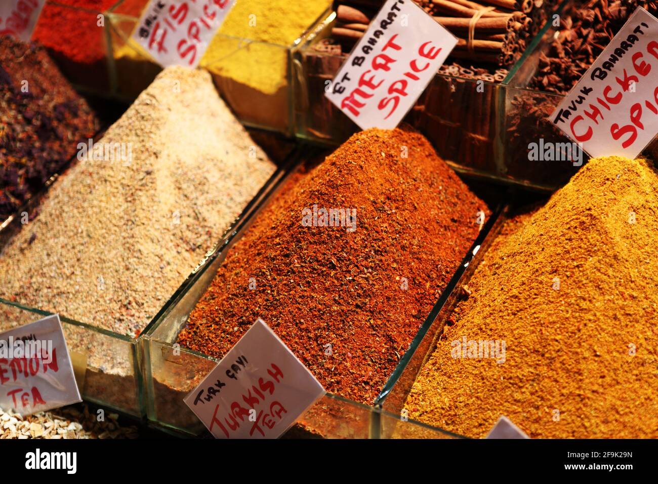Variedad de Especias Turcas Mixtas en Spice Bazar, Misir Çarsisi, o Bazar Egipcio en Estambul, Turquía. Foto de stock