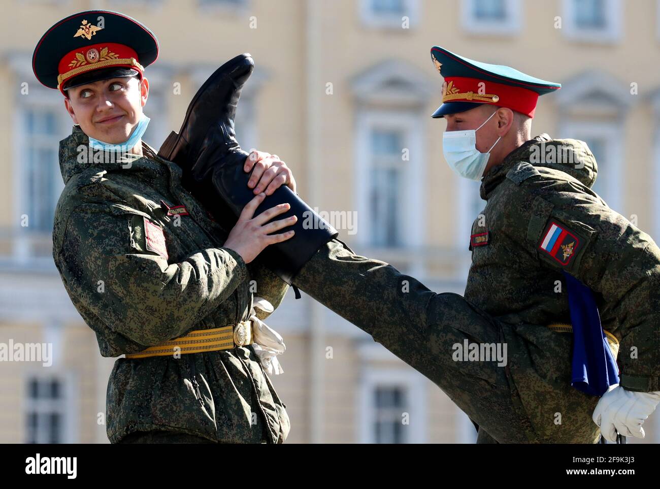 San Petersburgo, Rusia. 19th de Abr de 2021. Los militares se están calentando antes de un ensayo para un desfile militar del Día de la Victoria que conmemora el 76th aniversario de la victoria sobre la Alemania nazi en la Segunda Guerra Mundial, en la Plaza del Palacio. Crédito: Peter Kovalev/TASS/Alamy Live News Foto de stock
