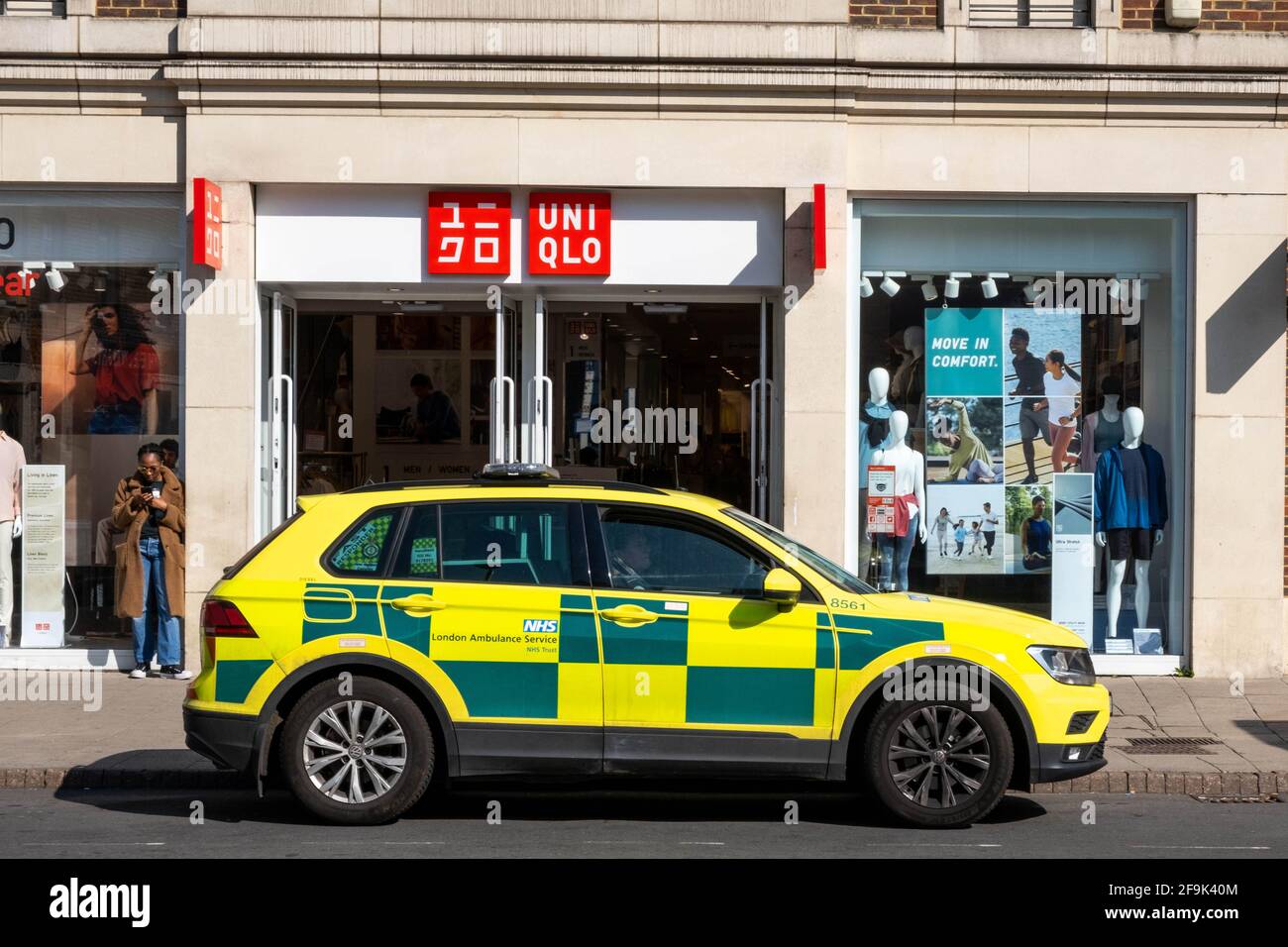 Kingston Upon Thames Londres Reino Unido, abril de 19 2021, Primera Respuesta NHS Ambulancia médica de emergencia o vehículo estacionado en una calle alta Foto de stock