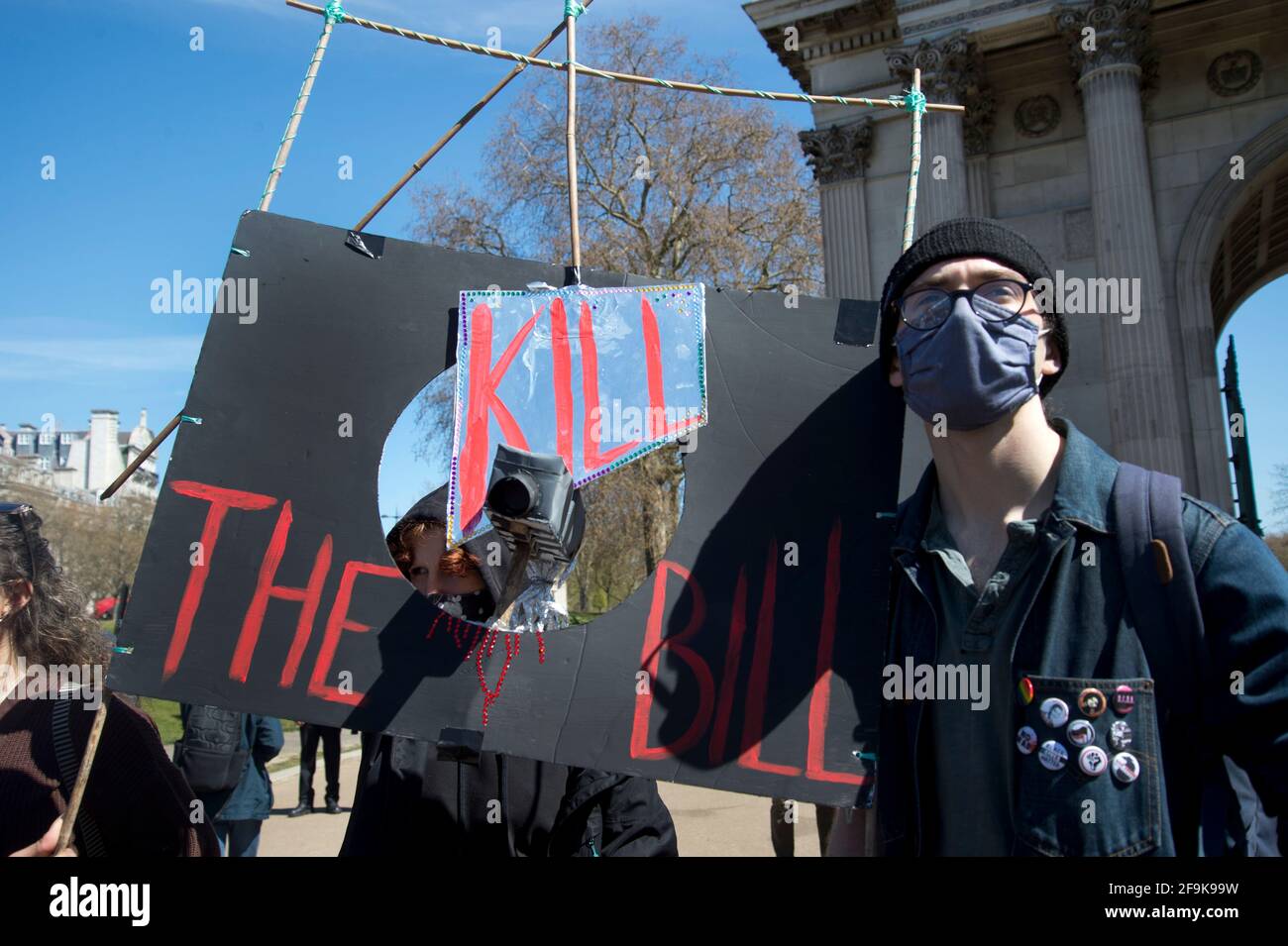 17.04.2021. Matar la protesta de la ley. Arco Wellington. Un manifestante sostiene un cartel con una cámara de vigilancia de cartón y las palabras 'Kill the Bill'. Foto de stock