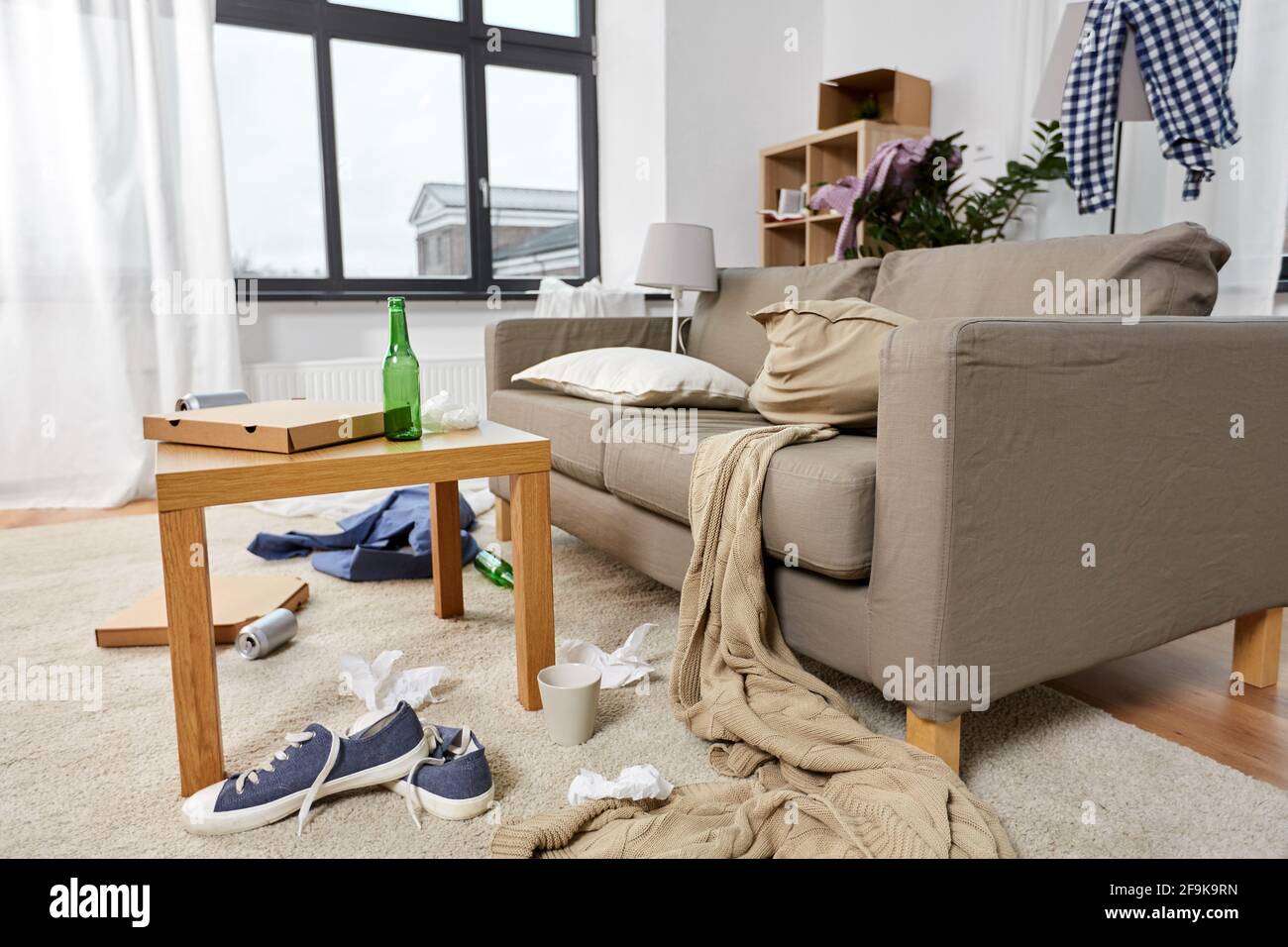 la sala de estar del hogar estaba sucia y tenía cosas dispersas Fotografía  de stock - Alamy