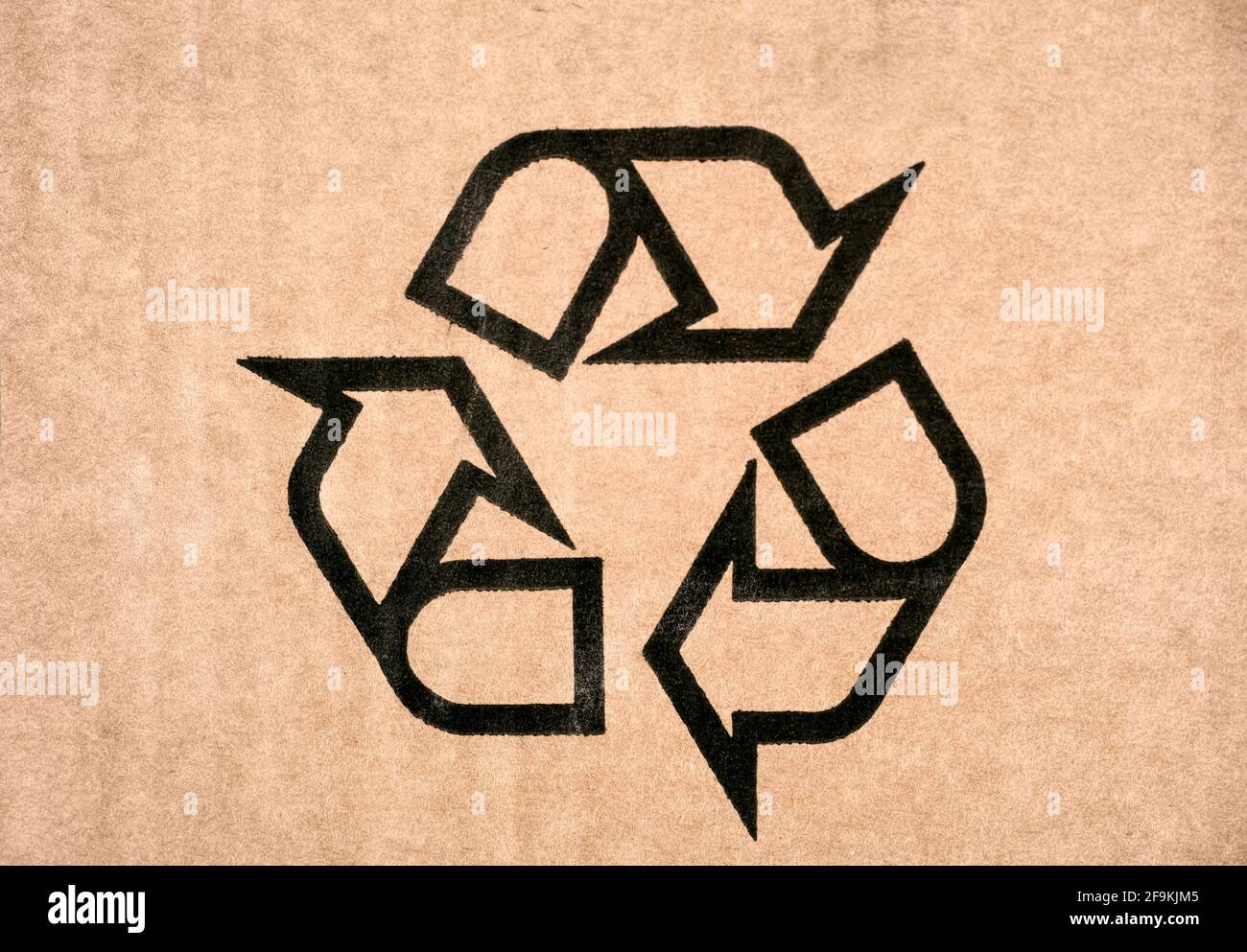 Símbolo de reciclaje en cartón. Símbolo frágil o de embalaje. Primer plano  Fotografía de stock - Alamy