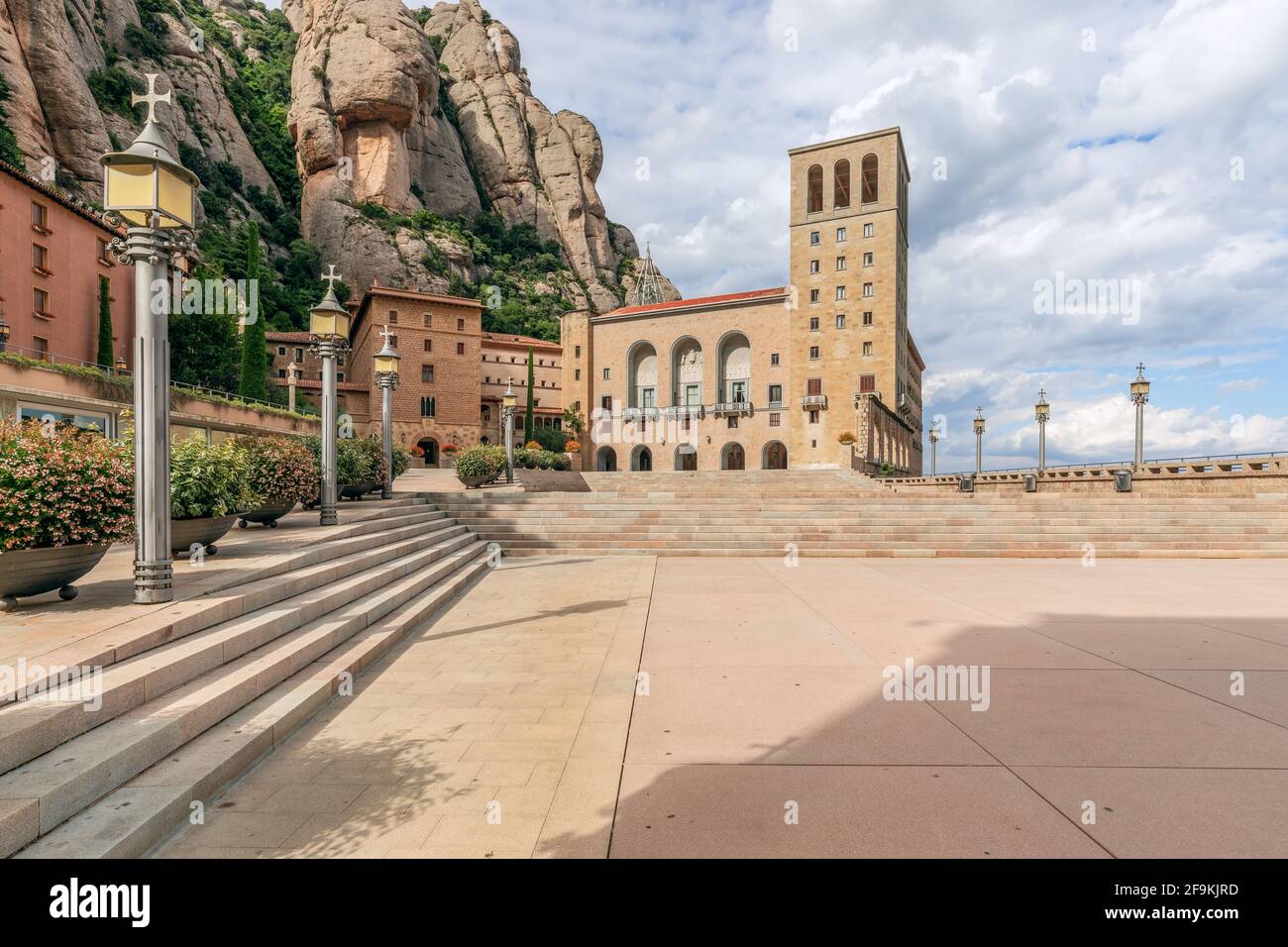 Frente al famoso monasterio de Santa Maria de Montserrat. Cataluña, España Foto de stock