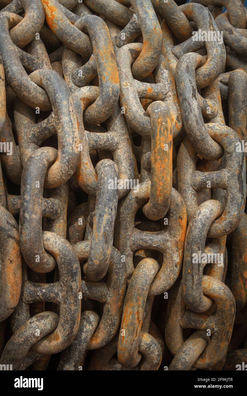 La imagen de primer plano de las cadenas de anclaje de los barcos grandes  Fotografía de stock - Alamy