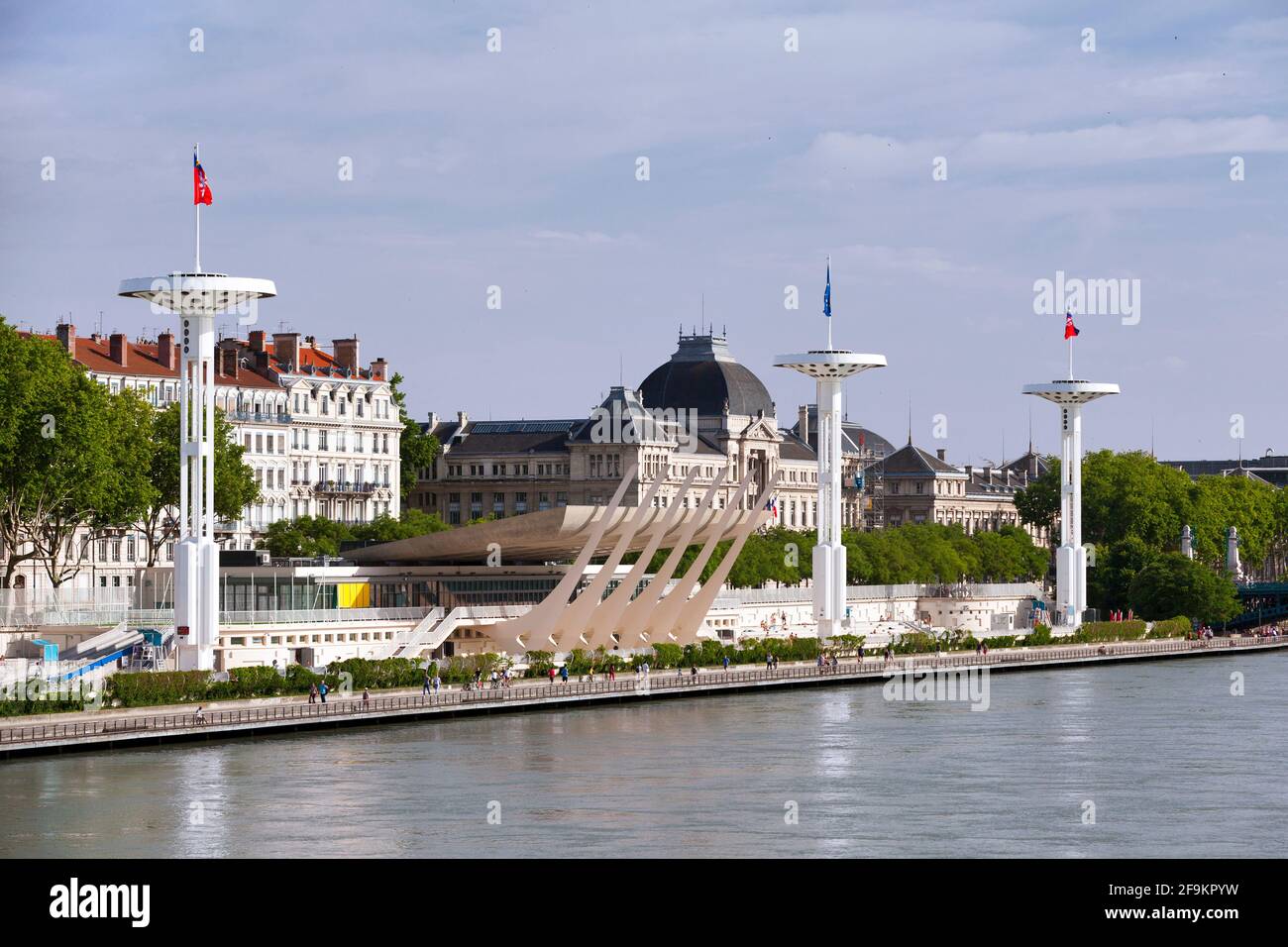 Lyon, Francia - Junio 10 2018: El Centre Nautique Tony Bertrand es un complejo de piscinas para nadadores de todos los niveles a lo largo del río Rhône Foto de stock
