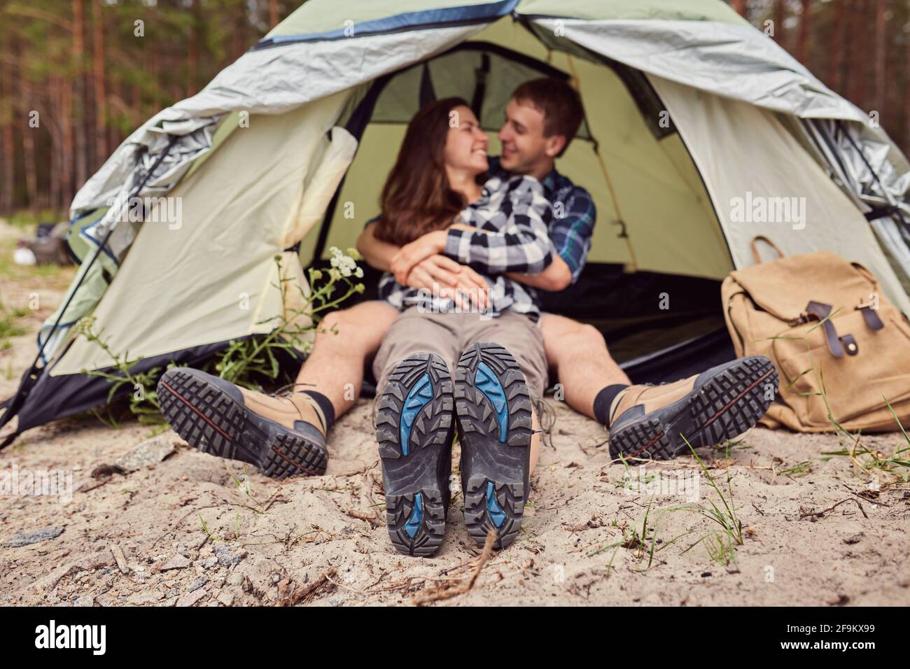 Pareja romántica acampar al aire libre y sentarse en una tienda de campaña. Feliz al hombre y a la mujer en una romántica vacaciones en camping Fotografía de stock - Alamy Pareja romántica acampar al aire libre y sentarse en una tienda de campaña. Feliz al hombre y a la mujer en una romántica vacaciones en camping Fotografía de stock - Alamy