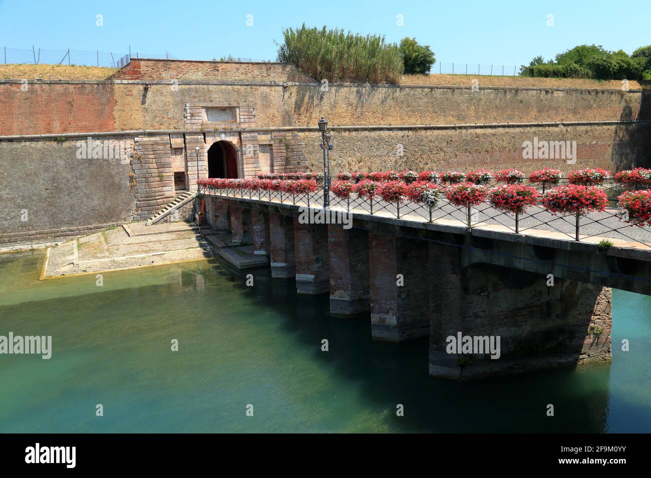 La fortaleza Fortezza di Peschiera. Porta Brescia / Puerta de Brescia Foto de stock