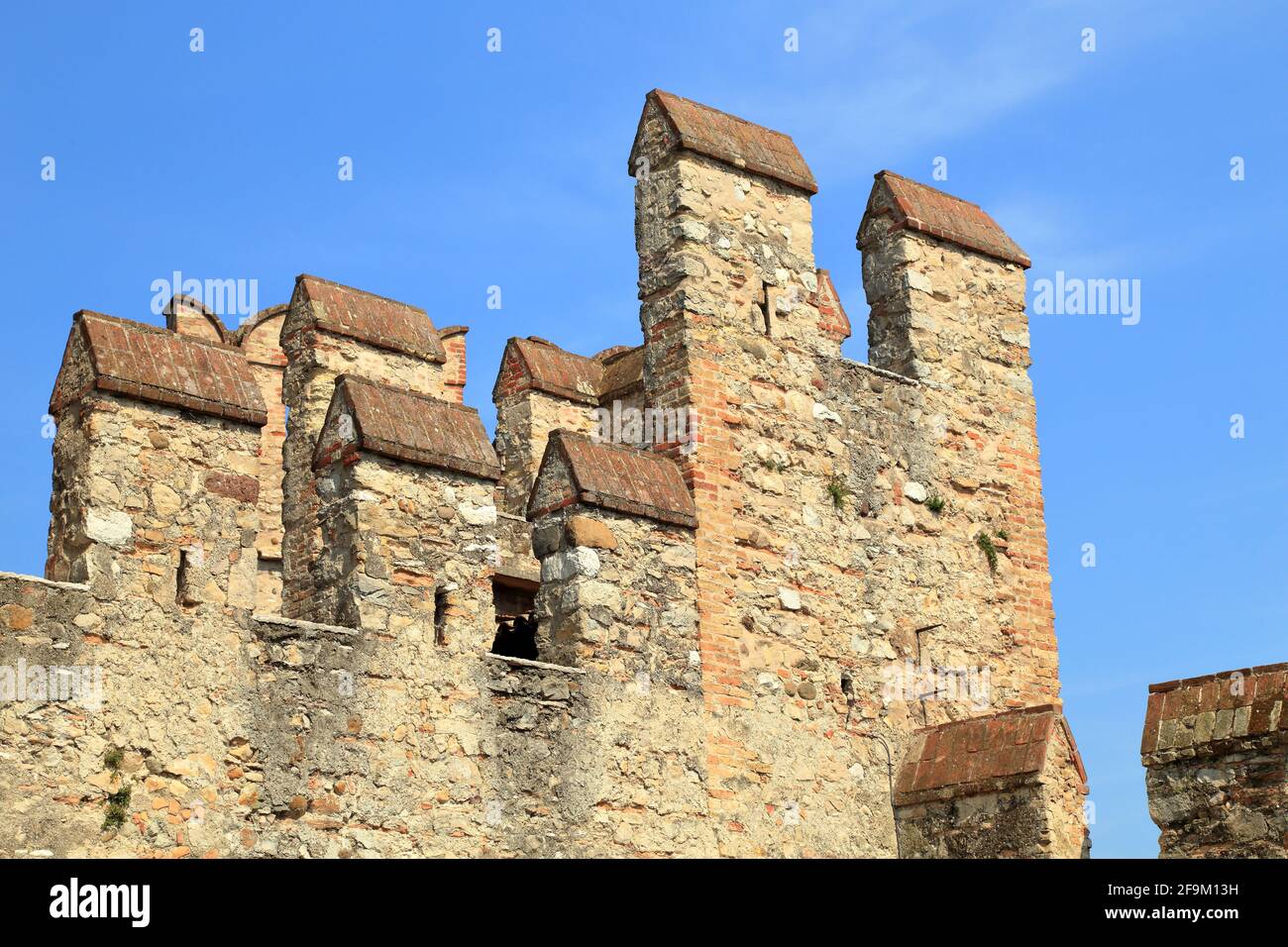 Castillo de Sirmione / Castello Scaligero. Lago de Garda, Lago di Garda, Gardasee, Italia Foto de stock
