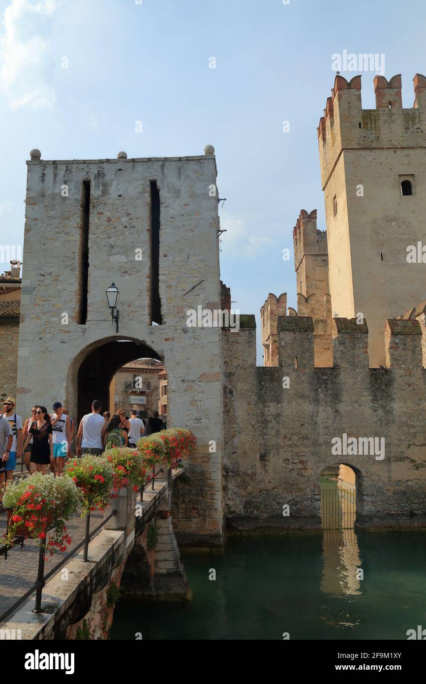 Castillo de Sirmione / Castello Scaligero. Lago de Garda, Lago di Garda, Gardasee, Italia Foto de stock