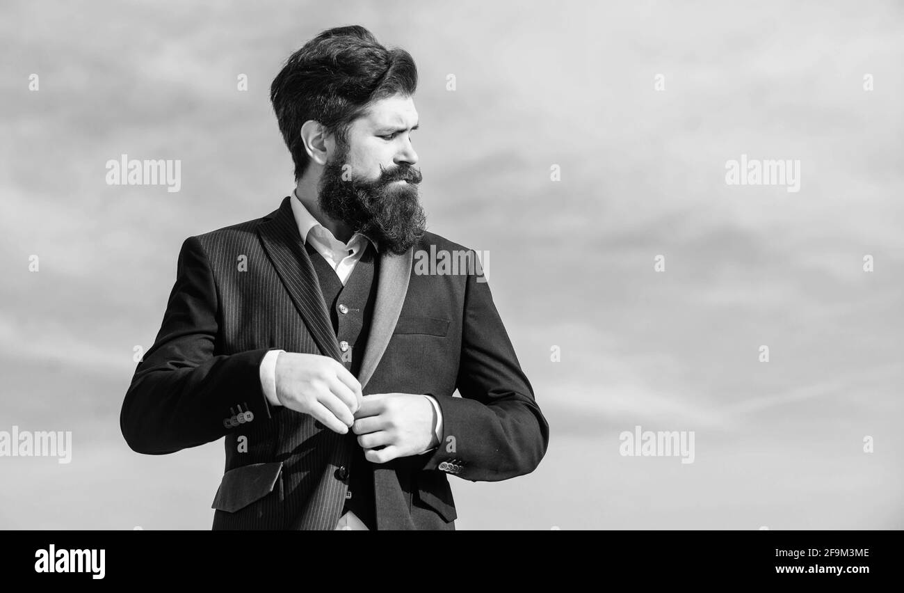Tendencia de la moda. La barba y el bigote llevan ropa formal. Simplemente  correcto. Businessman barba cara cielo fondo. Conjunto impecable. Hombre  traje formal Fotografía de stock - Alamy