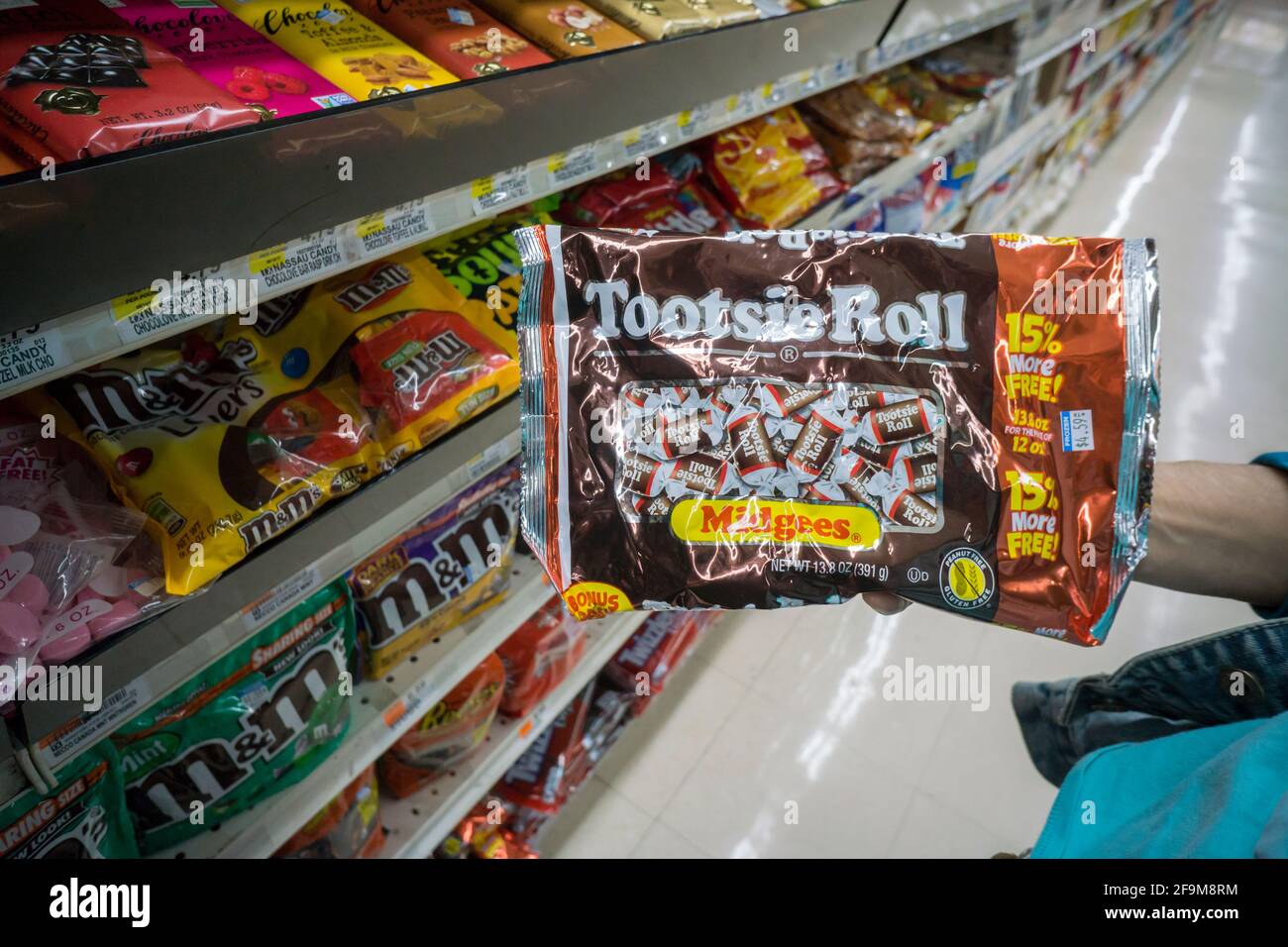 Un comprador elige una bolsa de Tootsie Roll Candy en una tienda en Nueva York el viernes 20 de octubre de 2017. (Foto de Richard B. Levine) Foto de stock