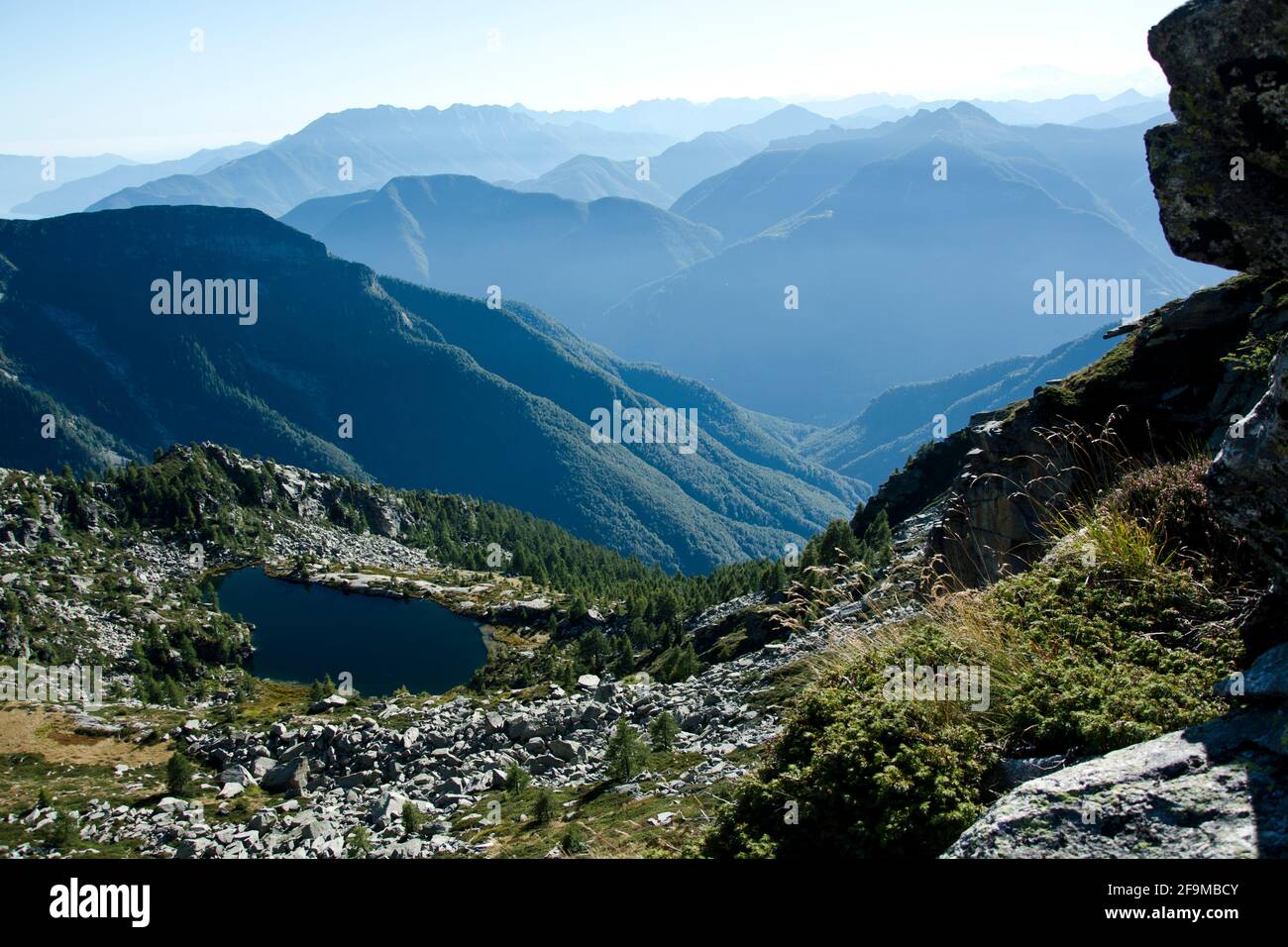 Der Laghetto di Pianca, ein faszinierender Bergsee hoch über dem Maggiatal im Tessin, Schweiz Foto de stock
