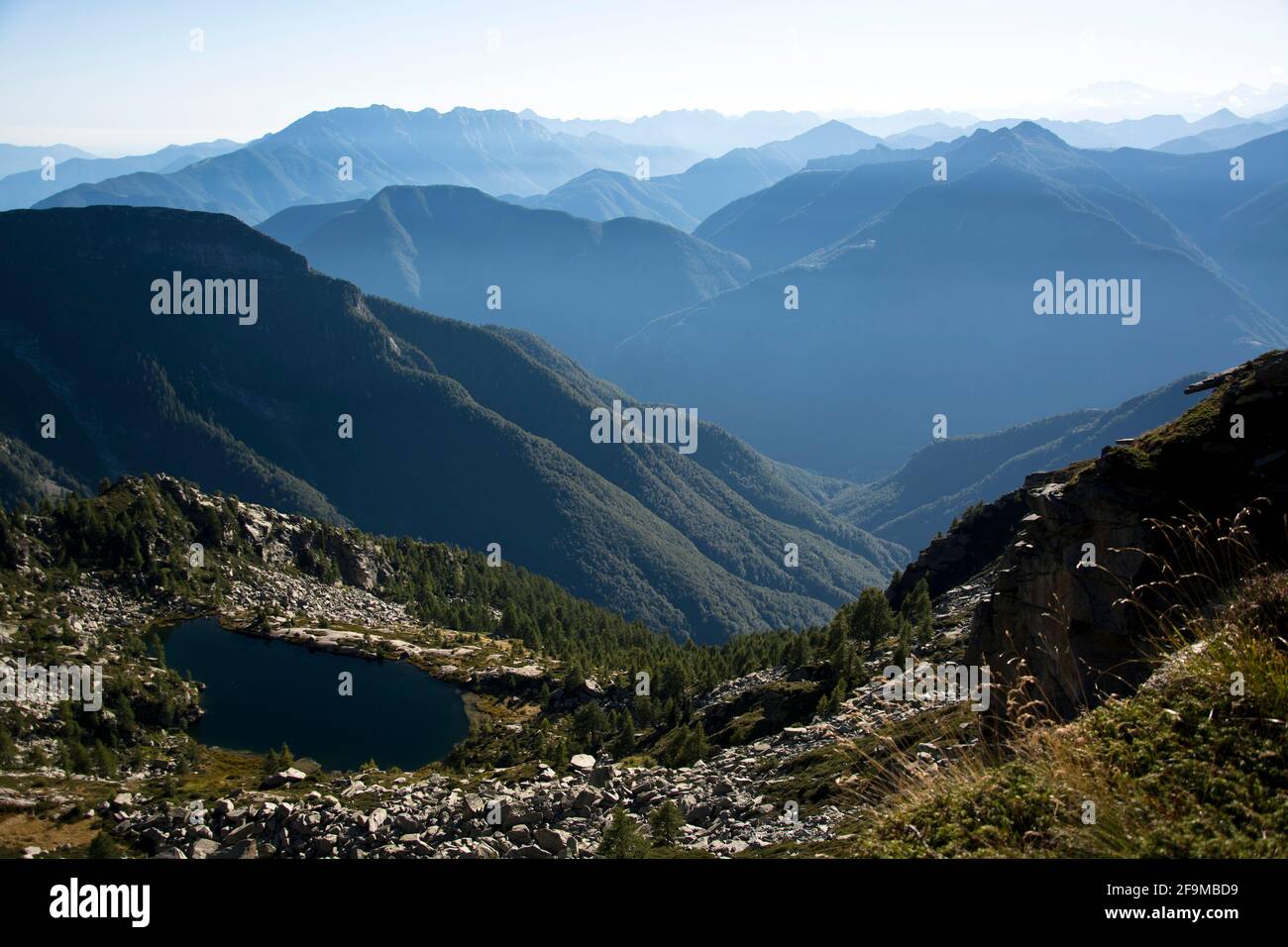 Der Laghetto di Pianca, ein faszinierender Bergsee hoch über dem Maggiatal im Tessin, Schweiz Foto de stock