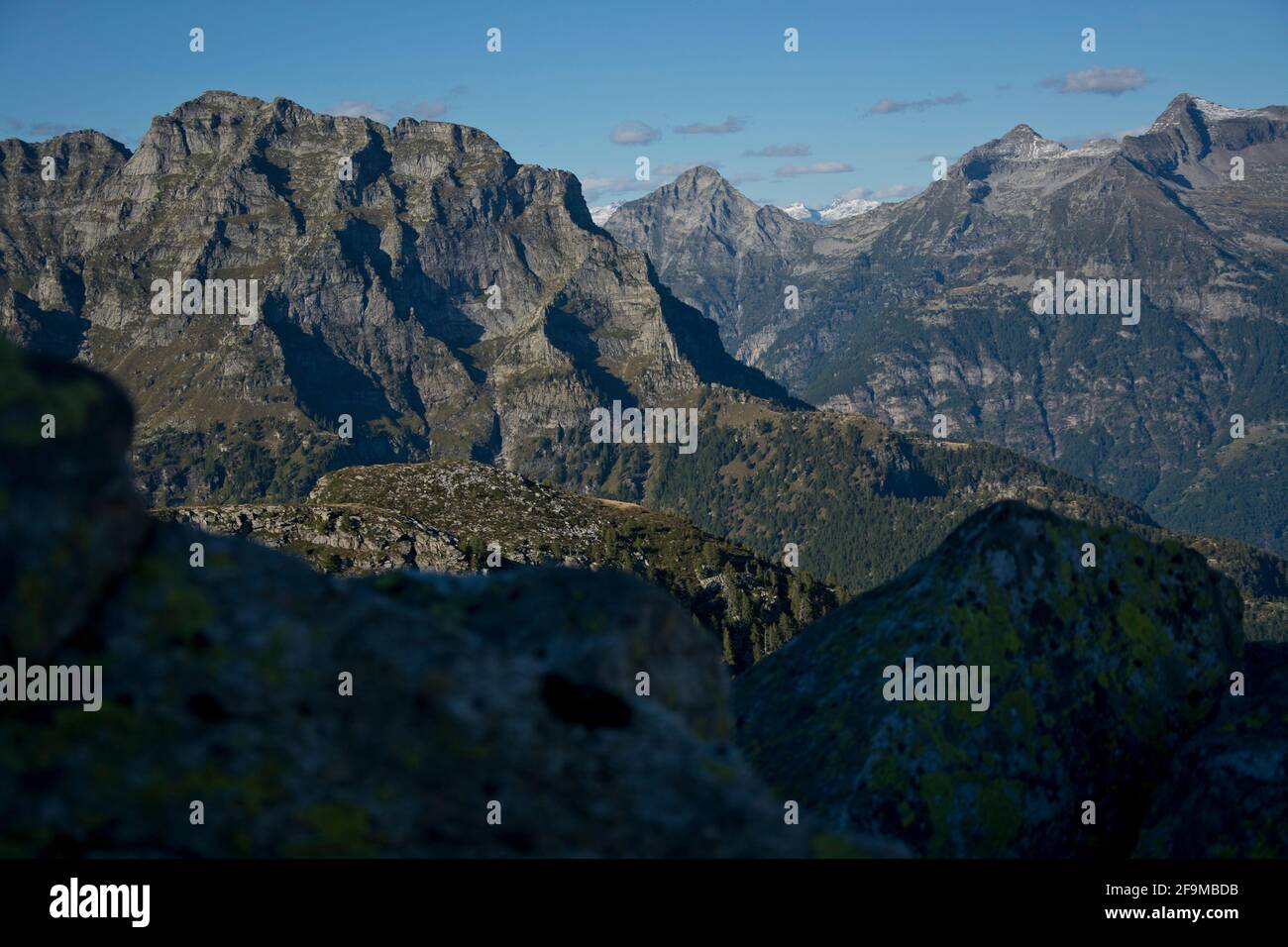 Blick in das tief eingeschnittene Val Osola, ein Seitental des Verzascatals im Tessin, Schweiz Foto de stock