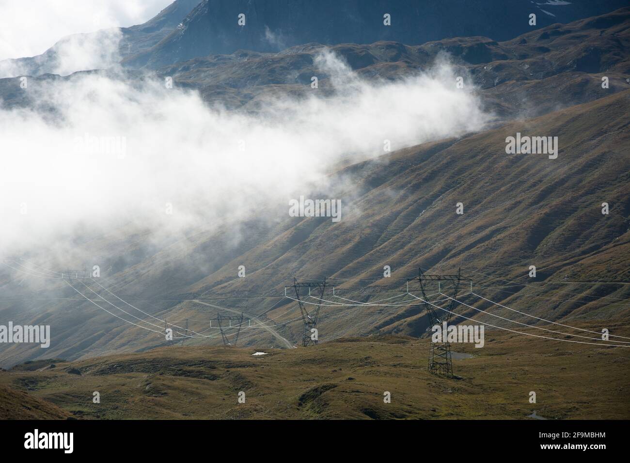 Stromleitung an der Grenze zwischen der Schweiz und Italien auf marcos passo San Giacomo Foto de stock