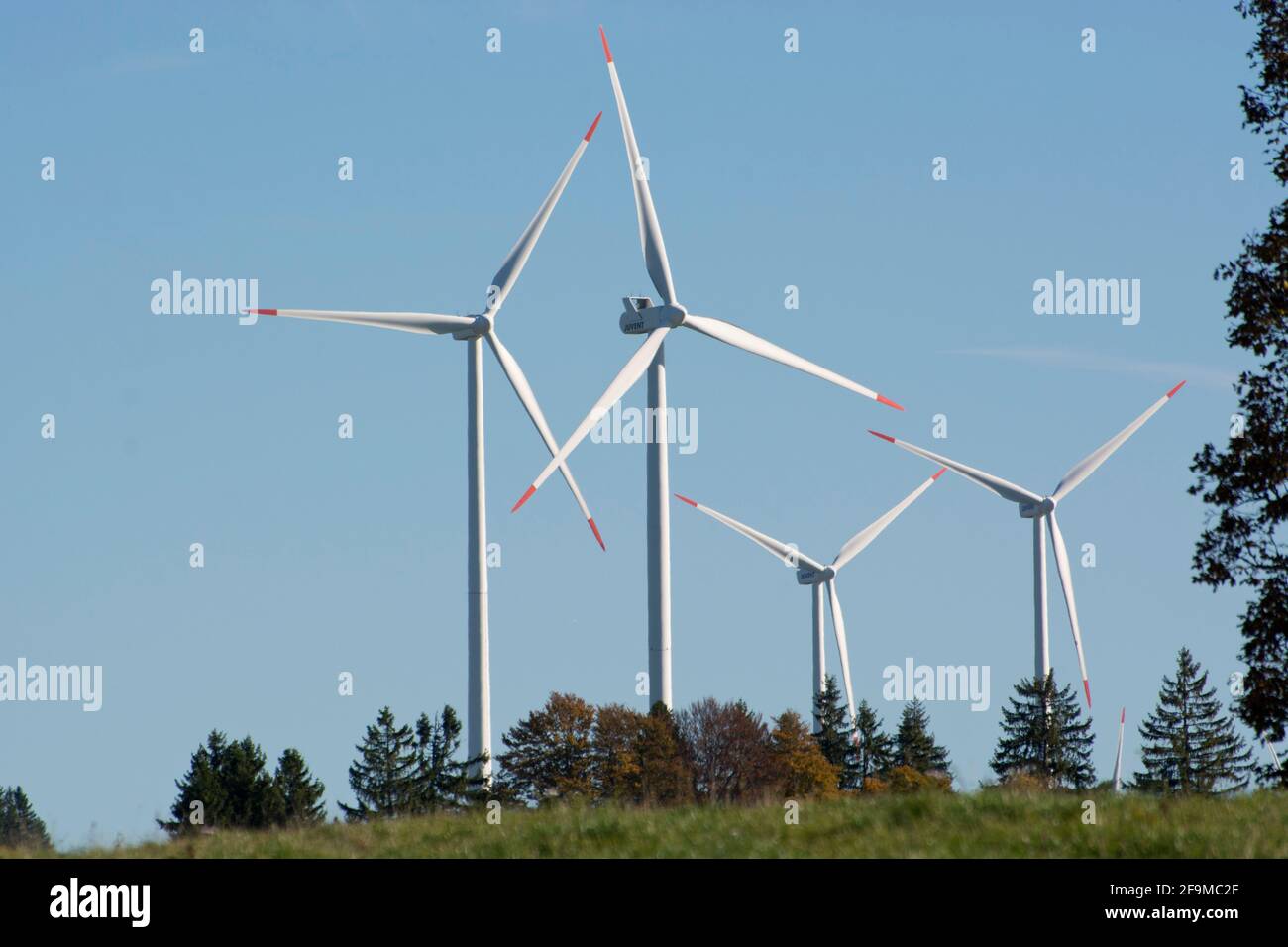 Windräder auf dem Mont Soleil im Berner Jura Foto de stock
