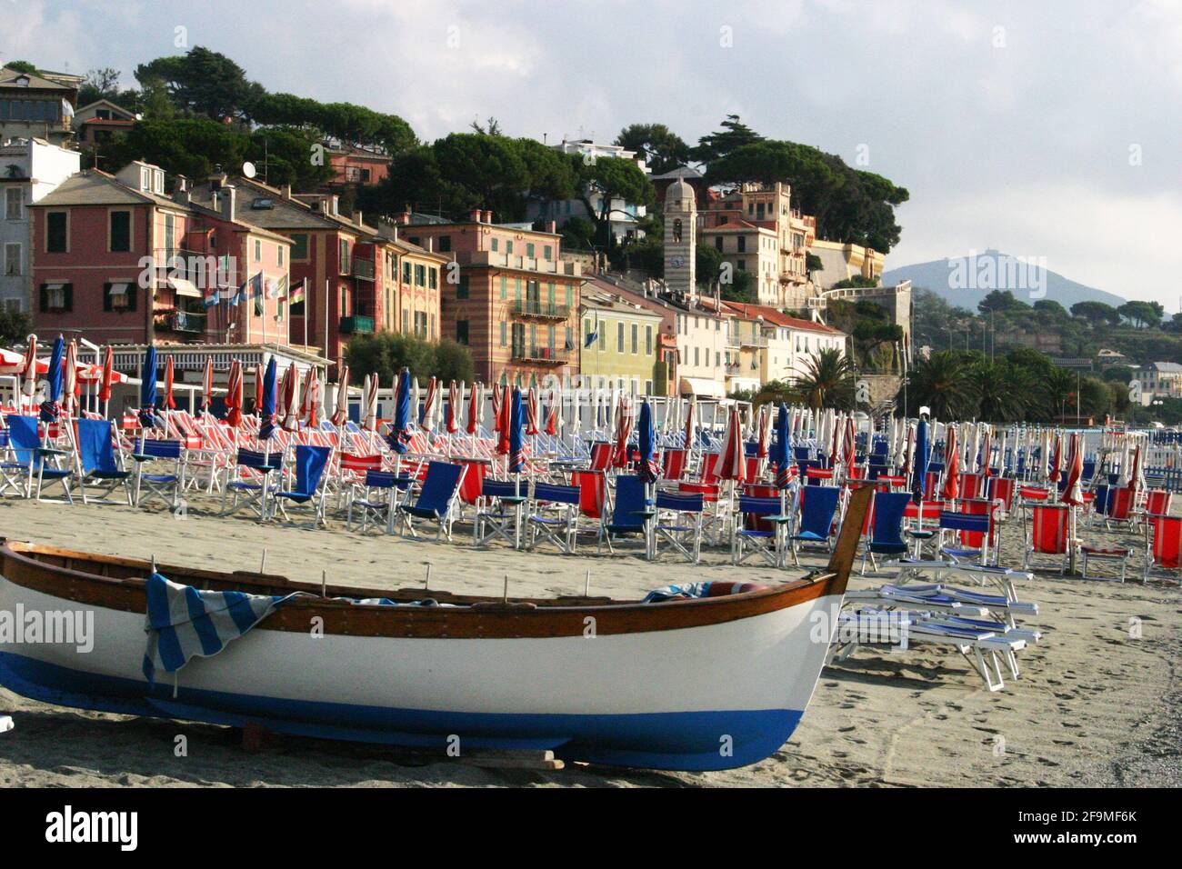 Playa en Celle Ligure, Italia Foto de stock