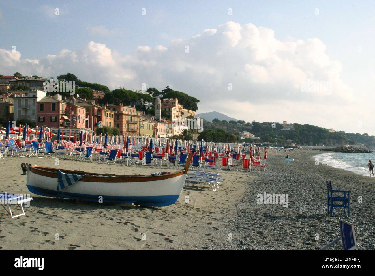 Playa en Celle Ligure, Italia Foto de stock