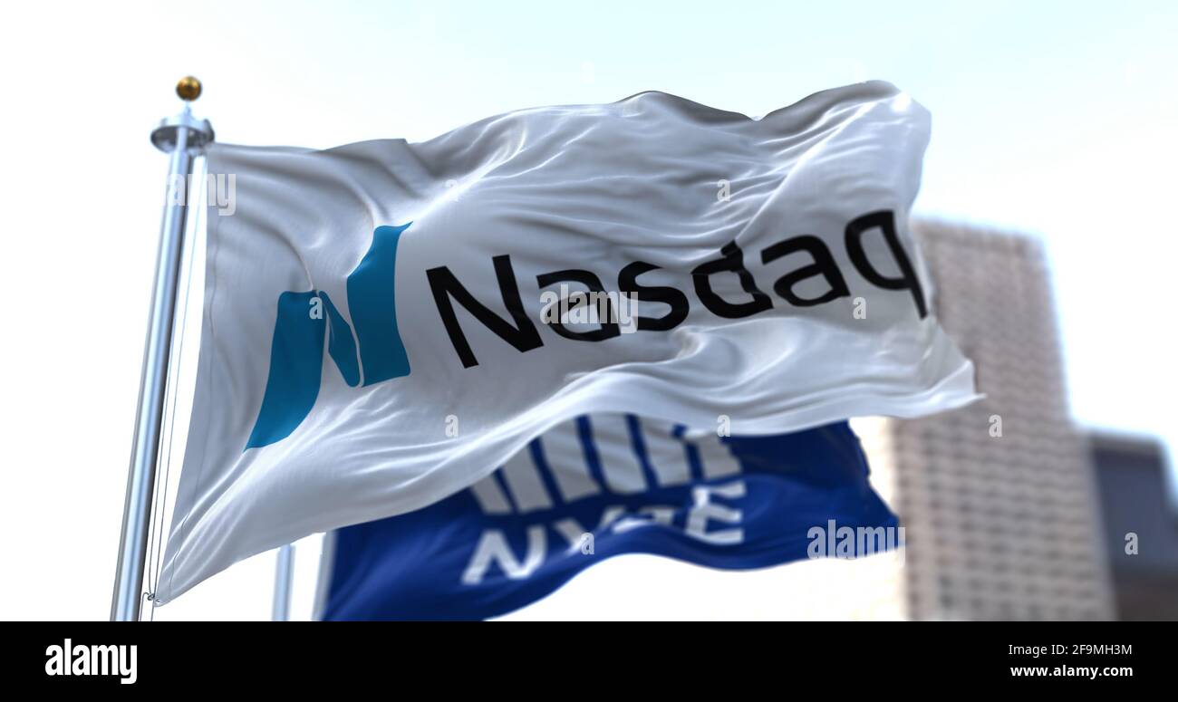 Nueva York, EE.UU., abril de 14 2021. Banderas de NASDAQ y NYSE volando en el viento. Negocios y finanzas. Bolsa de valores americana Foto de stock