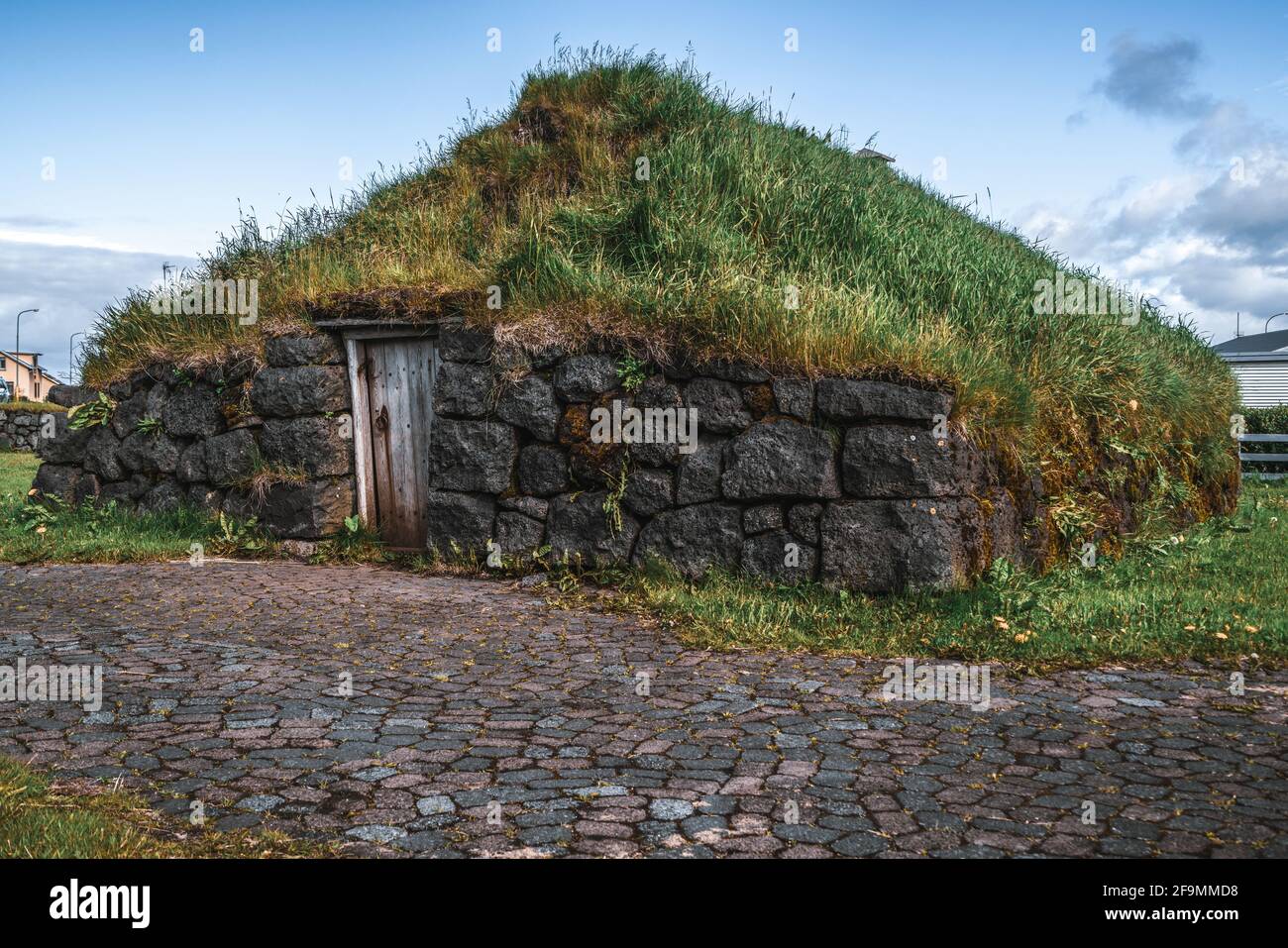 Antigua casa de césped en Islandia. Edificio tradicional islandesa. Foto de stock