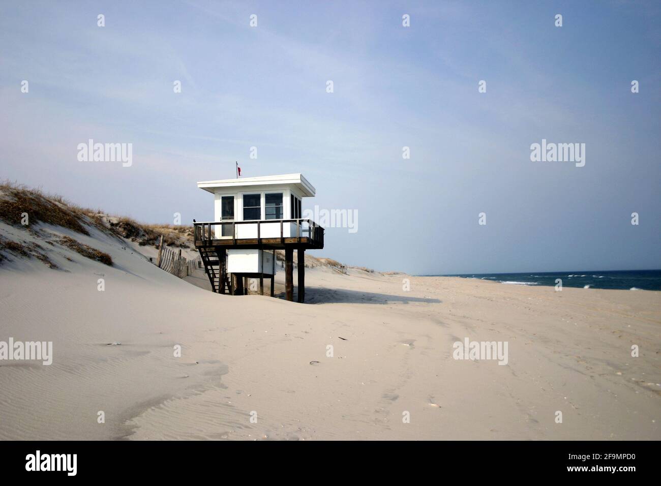 El verano está llegando, socorrista cobertizo está listo para miles de personas para visitar la costa de Nueva Jersey, Island Beach State Park, Estados Unidos Foto de stock