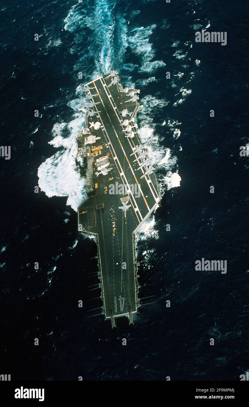 Vista aérea del portaaviones USS MIDWAY (CV-41) en marcha en mares duros Foto de stock
