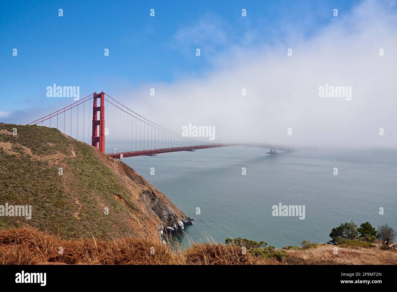 El puente Golden Gate de color rojo brillante está cubierto de niebla el lado norte Foto de stock