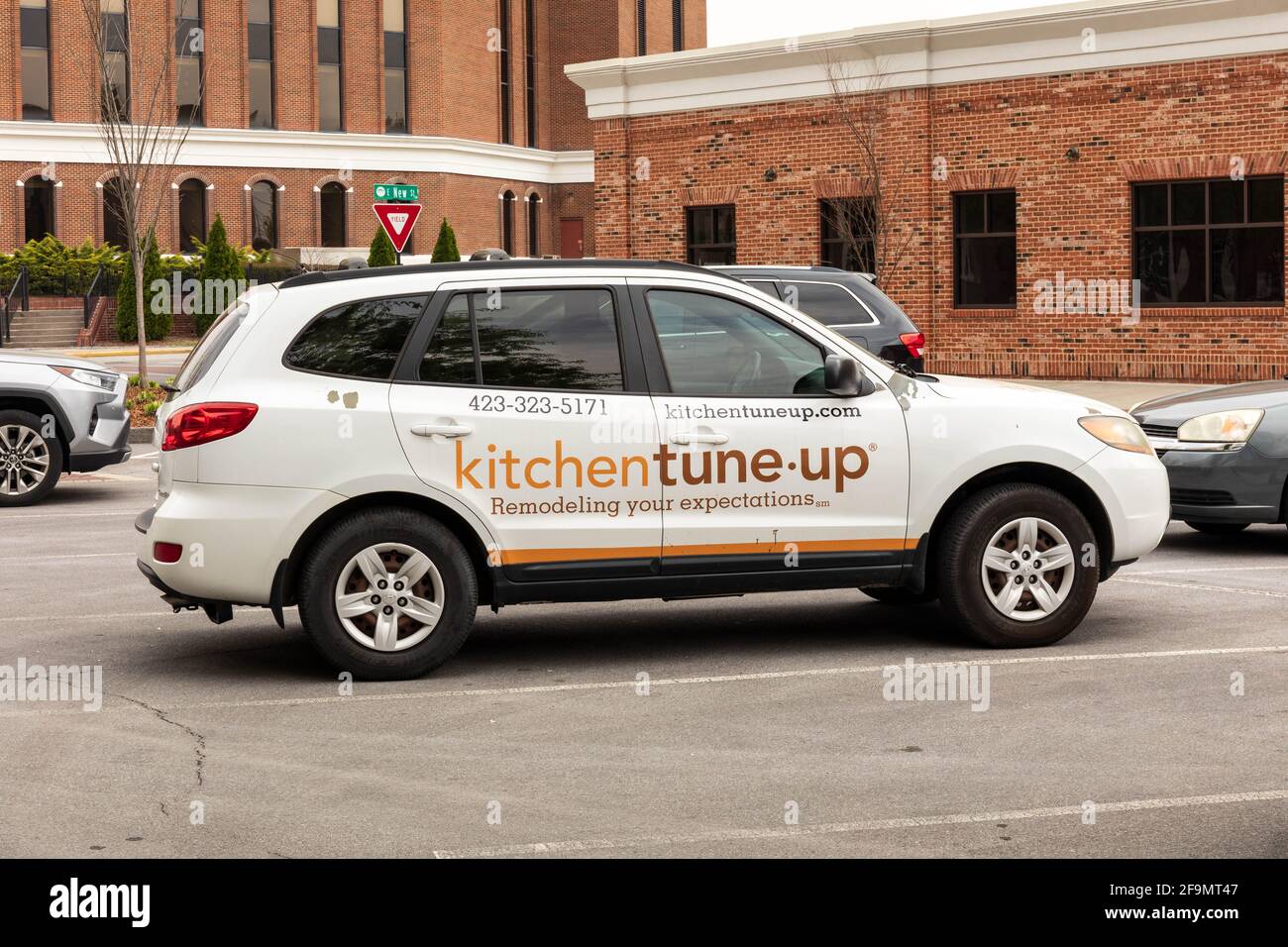 KINGSPORT, TN, USA--8 ABRIL 2021: Un pequeño SUV con publicidad en sus puertas para un negocio de remodelación de cocina. Foto de stock