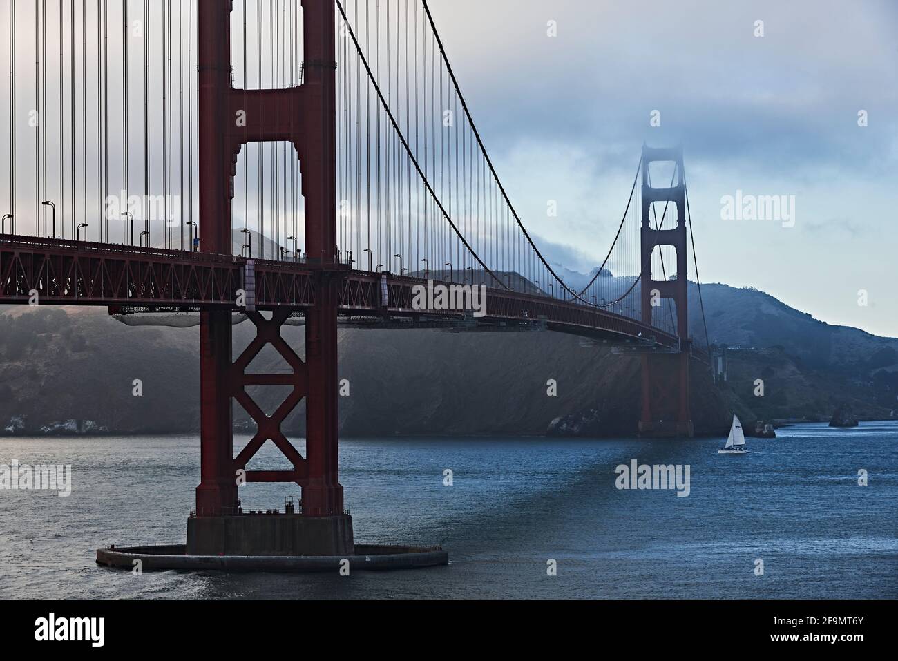 Puente Golden Gate desde el lado sur en la noche de San Francisco Foto de stock