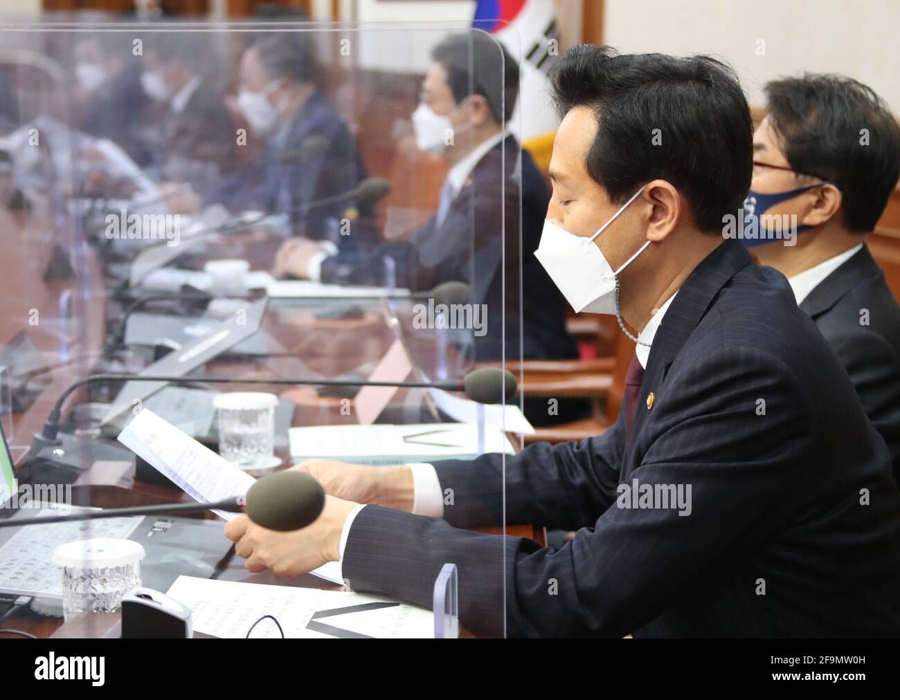 20th de Abr de 2021. Alcalde de Seúl en la reunión del Gabinete El alcalde de Seúl Oh Se-hoon, quien fue elegido para el puesto en el boleto principal del partido de oposición del Poder Popular en la elección parcial del 7 de abril, asiste a una reunión del Gabinete en el complejo del gobierno en Seúl el 20 de abril de 2021. Crédito: Yonhap/Newcom/Alamy Live News Foto de stock