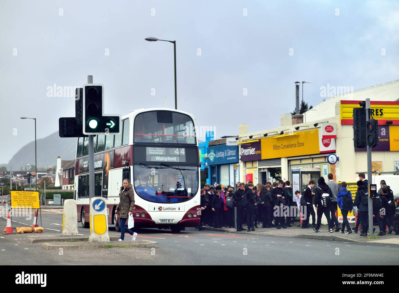 Edimburgo, Escocia, Reino Unido. Los autobuses de dos pisos proporcionan una porción importante del transporte público en la ciudad. Foto de stock