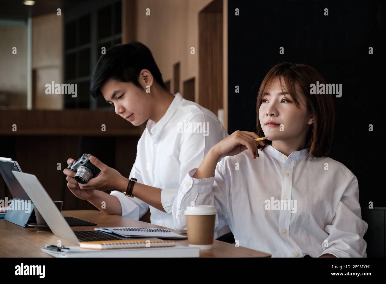 Blogger o Vlogger comprobando el contenido antes de subir en el sitio web. Concepto de gente independiente y moderna. Enfoque selectivo. Efecto vintage. Foto de stock