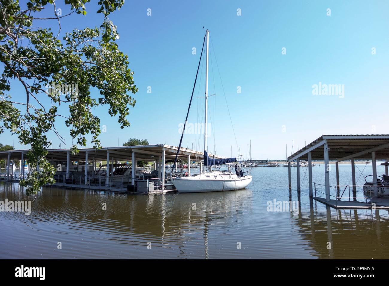 Marina en Hefner Lake atracando botes de motor y veleros. Oklahoma City, Oklahoma, Estados Unidos. Foto de stock