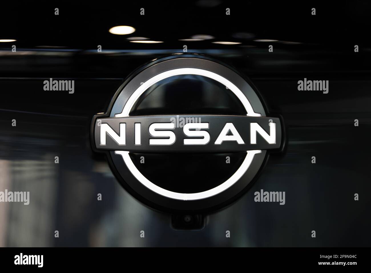Tokio, Japón. 19th de Abr de 2021. Nissan modernizó el logotipo de la empresa para sus nuevos modelos de coches. Crédito: Stanislav Kogiku/SOPA Images/ZUMA Wire/Alamy Live News Foto de stock