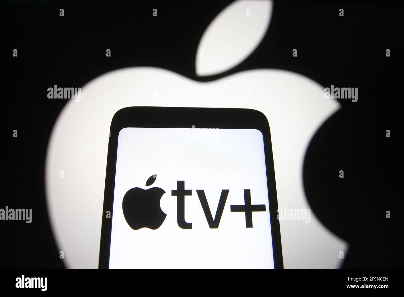 En ilustración de la foto se ve de Apple TV+ en pantalla de un smartphone con un logotipo de Apple en el fondo. (Foto de Pavlo Gonchar /
