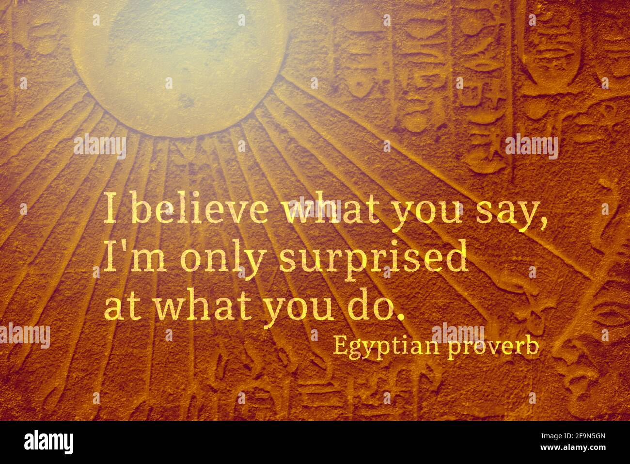 Creo lo que dices, sólo me sorprende lo que haces - antigua cita del proverbio egipcio Foto de stock