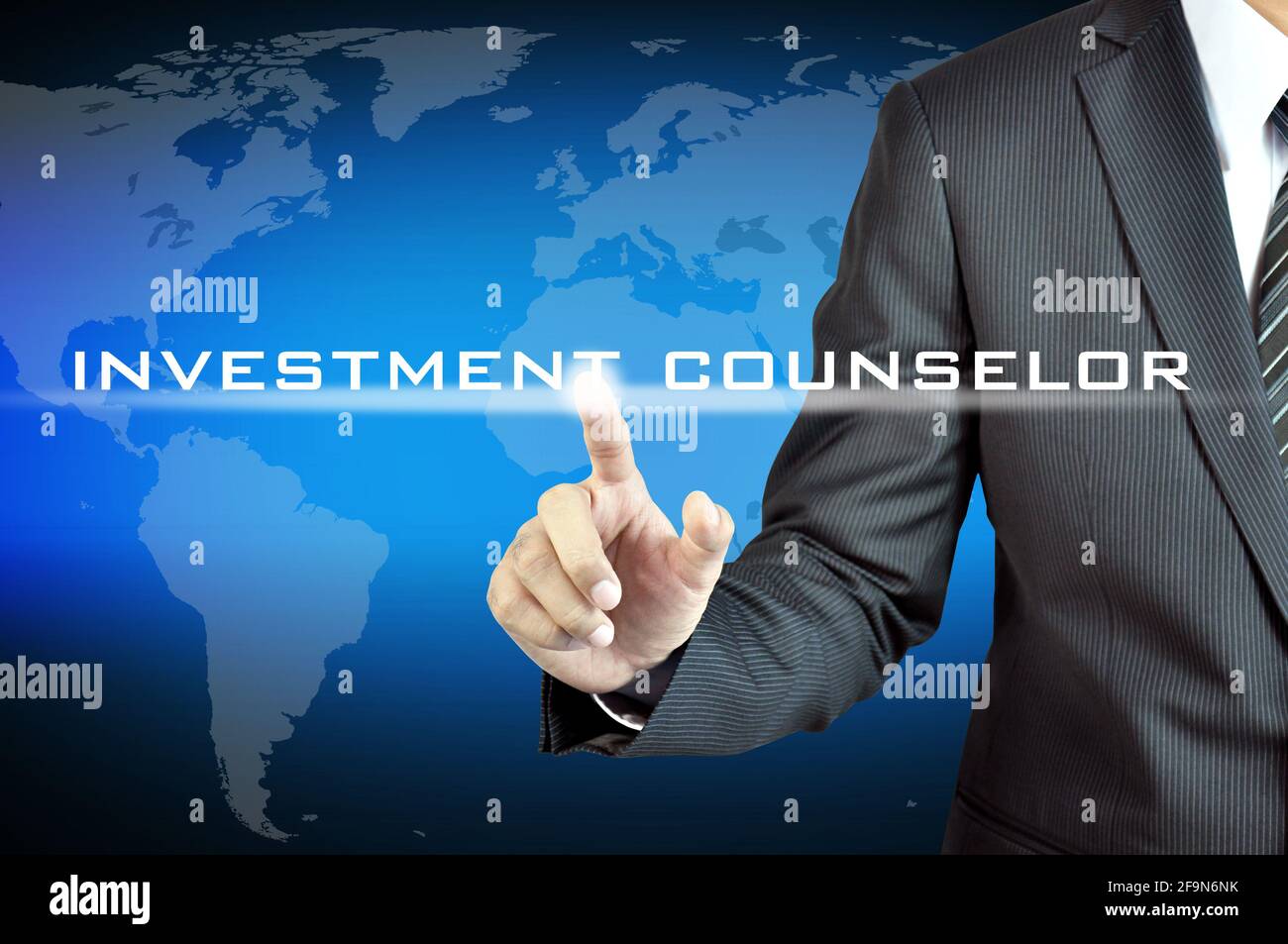 Palabras del CONSEJERO de INVERSIÓN que tocan la mano en la pantalla virtual - inversión y concepto de planificación financiera Foto de stock