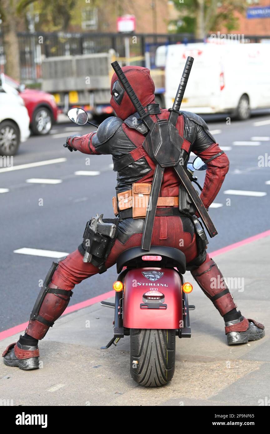 Deadpool (también conocido como Lucky Mecqueede) fue descubierto en Londres  este fin de semana en su moto electro. El evento fue organizado por  Stirlingeco TO Fotografía de stock - Alamy
