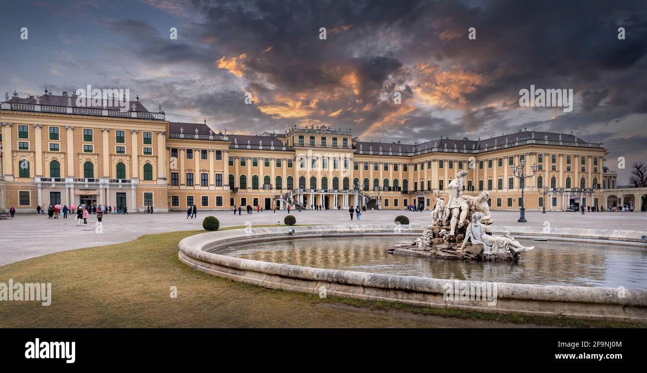 Viena, Austria. El palacio Schonbrunn o Schloss Schoenbrunn en Viena, es una residencia imperial de verano al atardecer. Foto de stock