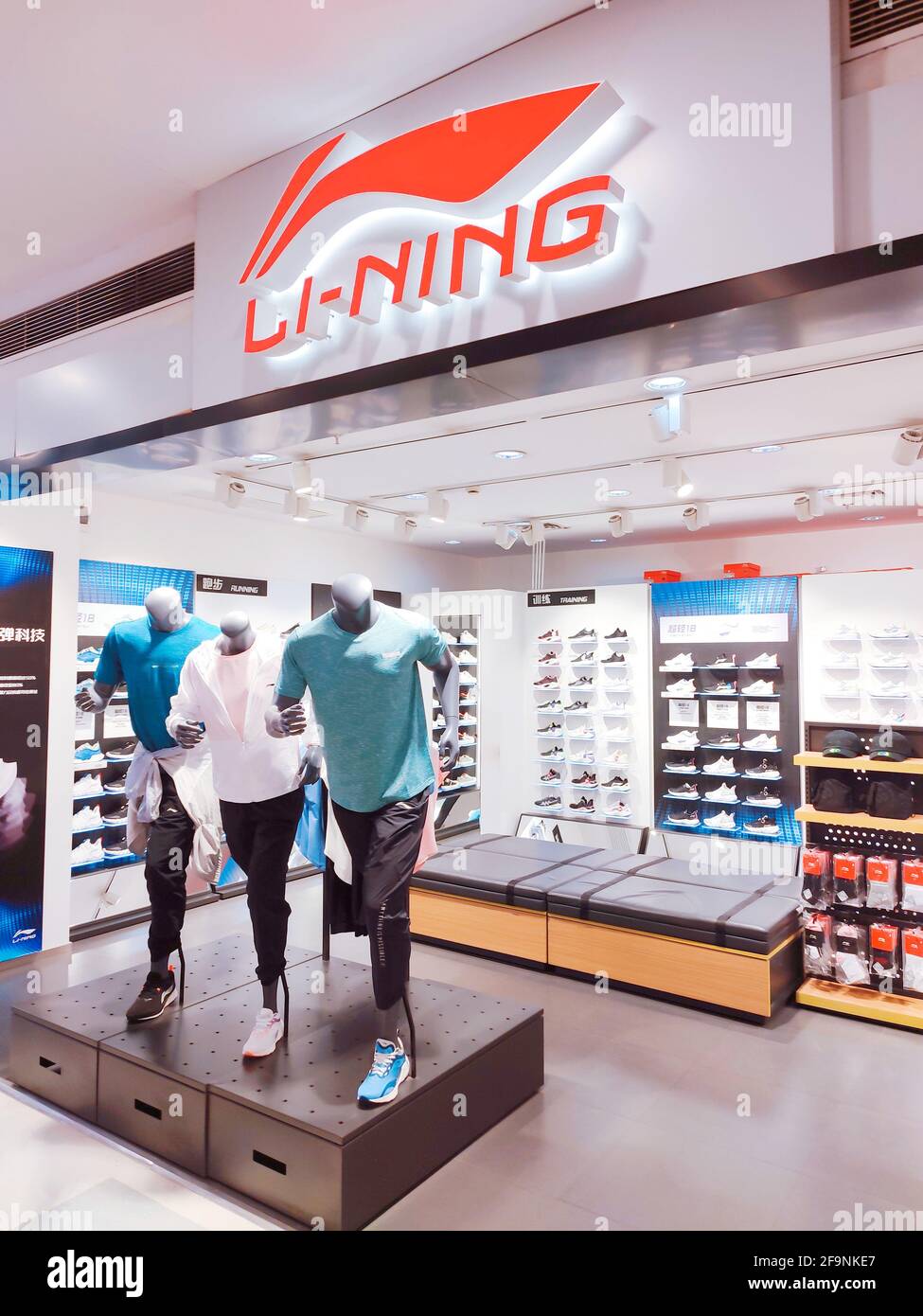 CHINA - DE ABRIL de 2021 - Una tienda de Li Ning, marca local de ropa deportiva china, en Shanghai, China, 19 de abril de 2021. Li Ning anunció