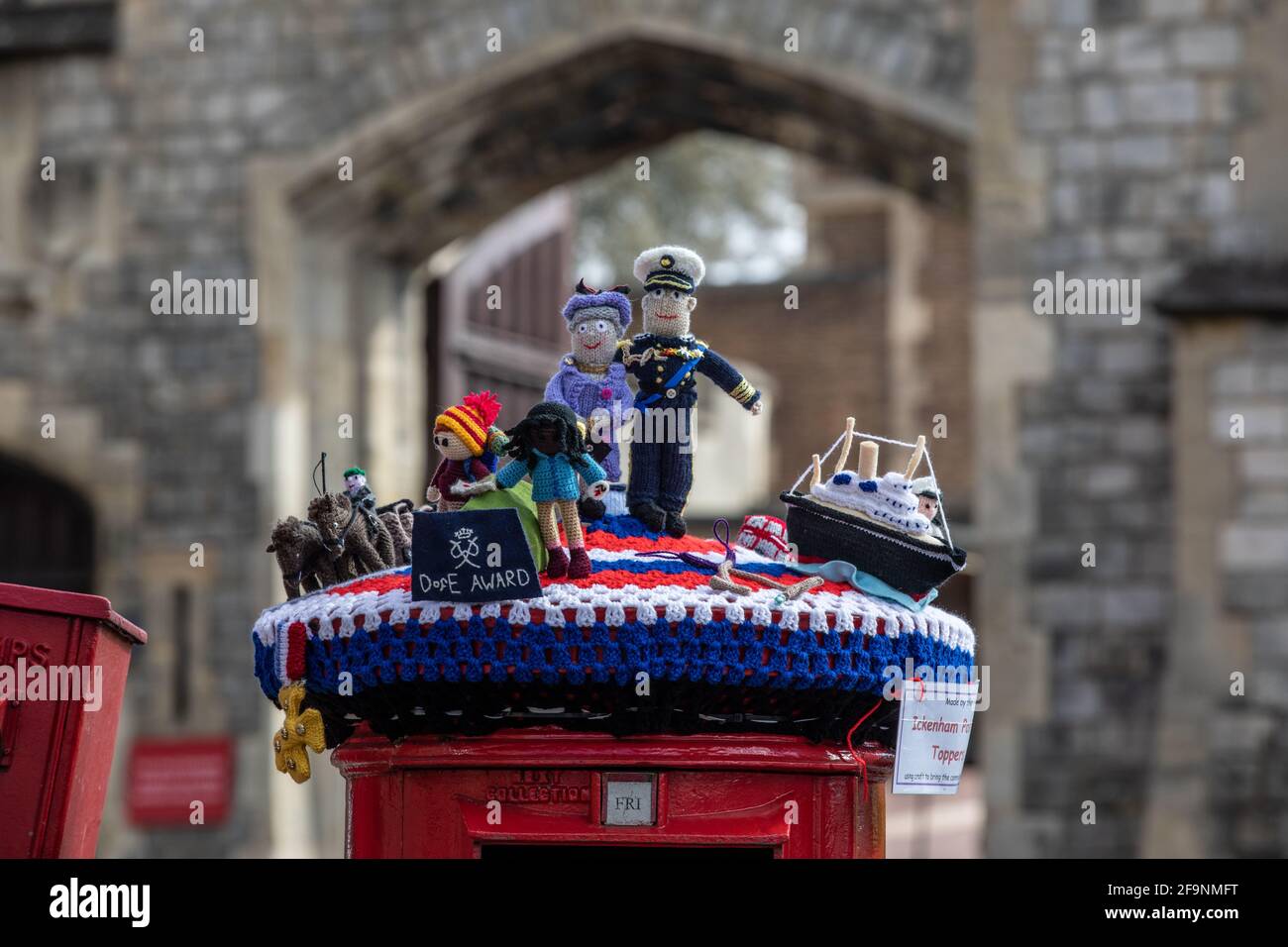 Figuras tejidas de la reina Isabel y el príncipe Felipe sobre una caja de letras en Windsor por delante del funeral real el 17th de abril de 2021. Foto de stock