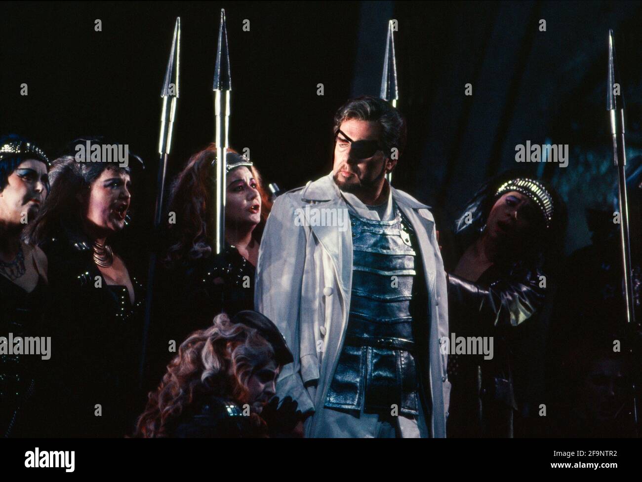 James Morris (Wotan) con Valkyrie in DIE WALKURE by Wagner en la Royal Opera, Covent Garden, Londres WC2 27/09/1989 CONDUCTOR: Bernard Haitink DISEÑO: Peter Sykora Iluminación: John B Leer coreógrafo: Eleanor Fazan DIRECTOR: Gotz Friedrich Foto de stock