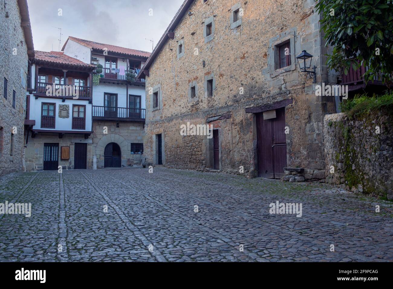 calle con suelo de adoquín en la famosa ciudad medieval de Santillana del Mar, en la región de Cantabria Foto de stock