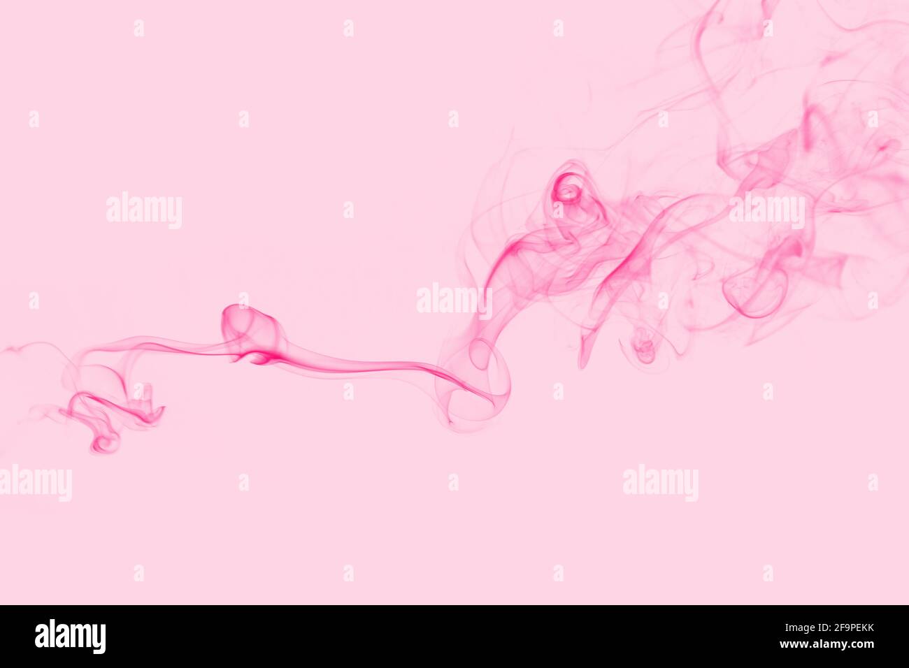 Abstracto ola de humo rosa sobre fondo rosa. Foto de stock