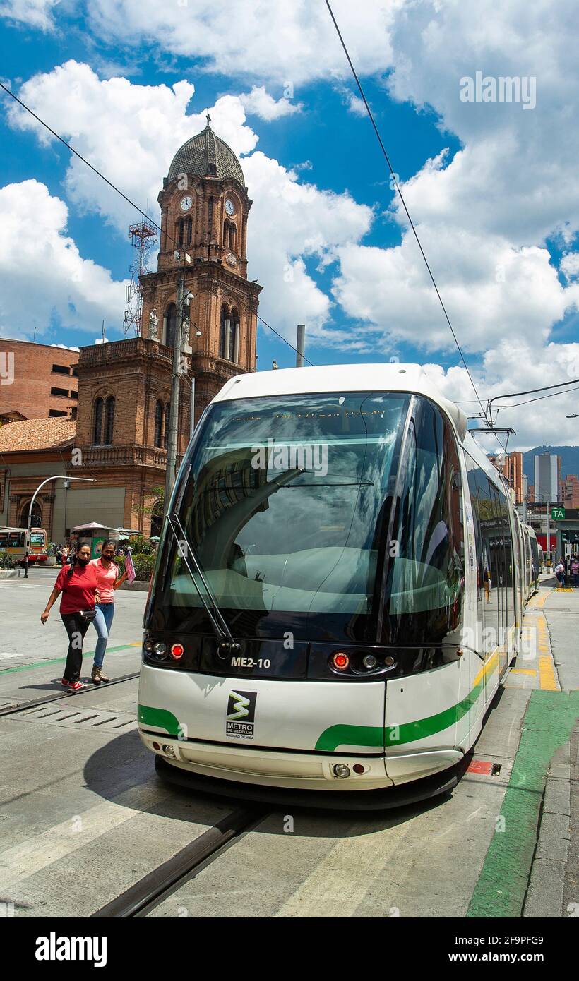 Medellín, Antioquia / Colombia - 25 de febrero de 2021. El tranvía forma parte del sistema de transporte público del centro de Medellín Foto de stock