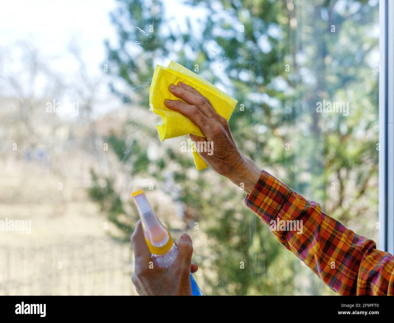 Manos con ventana de limpieza de servilletas. Lavar el cristal de las  ventanas con spray limpiador. Enfoque suave selectivo. Limpieza de ventanas  a casa Fotografía de stock - Alamy