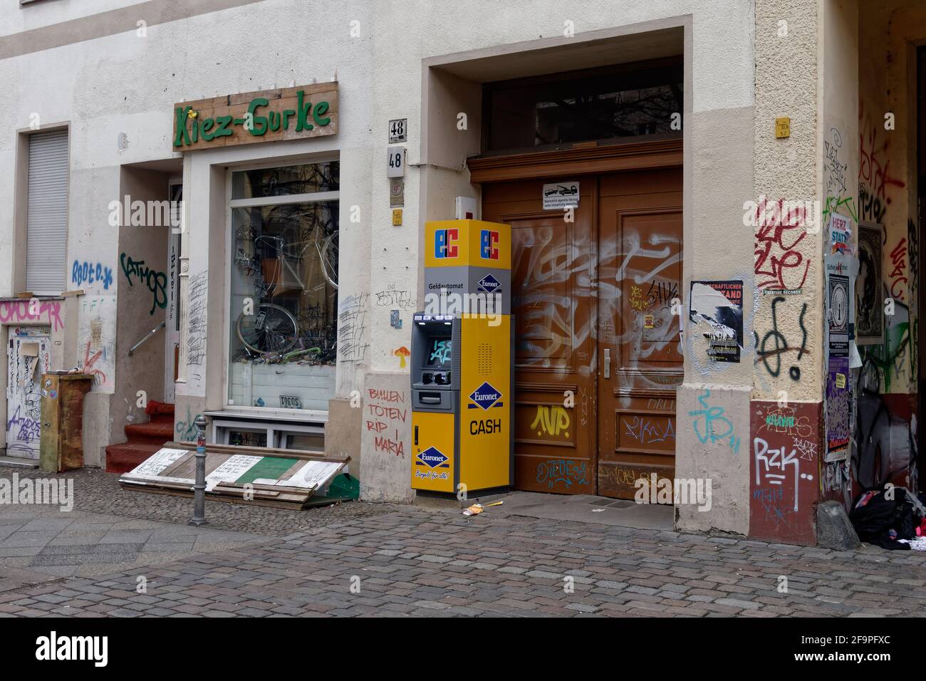 Geldautat im Hauseingang, Cajero automático, Bargeld Auszahlung, Kreuzberg, Berlín Foto de stock