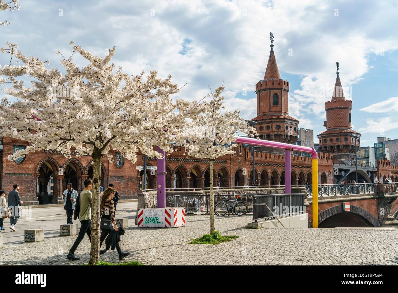 Frühling en Berlín, Kirschblüte, Oberbaumbrücke, Berlín Friedrichshain-Kreuzberg, Foto de stock