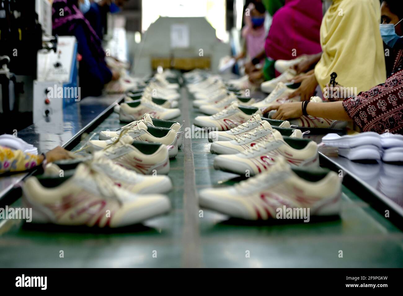 lavabo llenar Amanecer 210420) -- GAZIPUR, 20 de abril de 2021 (Xinhua) -- Los trabajadores hacen  zapatos en la fábrica de Panda Shoes Industries Ltd. En Gazipur en las  afueras de Dhaka, Bangladesh, 4 de