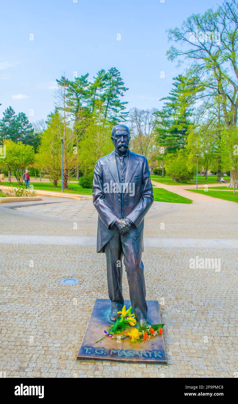 Estatua de Tomas Garrigue Masaryk con recuerdos de velas en la ciudad de Podebrady, República Checa. Foto de stock